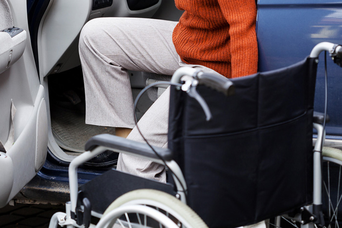 Автомобиль инвалидам 1 группы. Современные автомобили для инвалидов. Социальная машина. Корея авто для инвалидов. Как инвалиды водят машину.